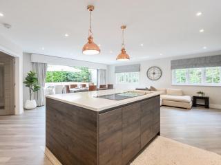 Large Comfortable & Private Home in Fetcham - Pass the Keys - Bookham - 2