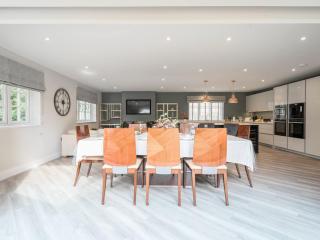 Large Comfortable & Private Home in Fetcham - Pass the Keys - 1