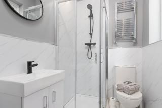 7BR, 7 En-suite, Free Parking, WiFi , Sleeps 14 - 2