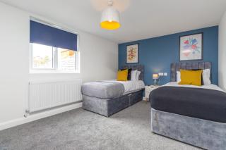 7BR, 7 En-suite, Free Parking, WiFi , Sleeps 14 - 4
