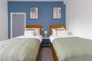 7BR, 7 En-suite, Free Parking, WiFi , Sleeps 14 - 7
