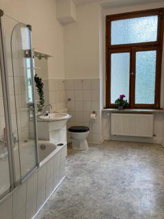 Cosy, new furniture, 10min walk to train station - 3
