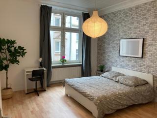 Cosy, new furniture, 10min walk to train station - 0