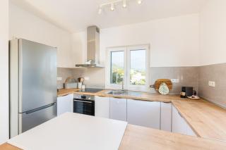 Seaview 3 Bed Apartment Sleeps 6 with Sea Views - 9