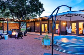 Container Haus, Hot Tub, Cowboy Pool, Pet Friendly! - Fredericksburg - 0