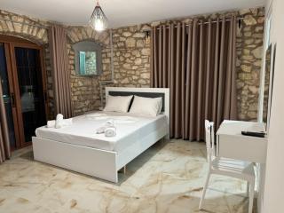 The White Troy - Saranda - 0