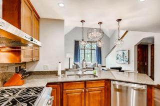 Ascent 409 by East West Hospitality - 4