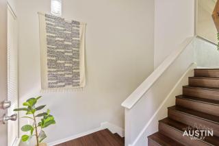 Comfortable Living in ATX with Private Deck and Office - Austin - 2