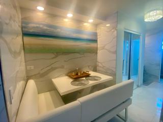 Luxurious Waterfront 2 room apartment- Remodeled- Free parking- 5min drive to Miami Beach - 9