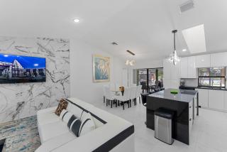 Lakefront Escape with Pool - Wellington - 3
