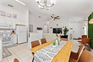 Luxurious 3BR Pool, Golf Views, Disney, Legoland - 1
