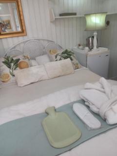Emerald Guest House Springs - 9