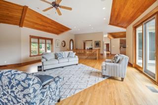 Hidden Waterfront Luxury Oasis with 9-Acre Pond home - Sandston - 1