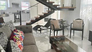 Kick back and relax in this calm, stylish space - Saint James - 9
