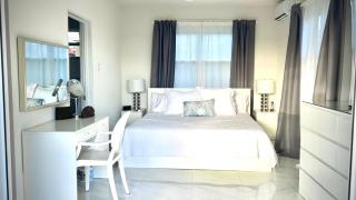 Kick back and relax in this calm, stylish space - Saint James - 7