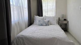 Kick back and relax in this calm, stylish space - Saint James - 3