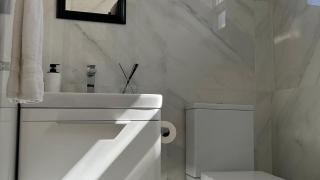Kick back and relax in this calm, stylish space - Saint James - 2