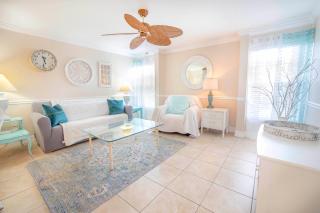 The Village Breeze 6BR with heated Pool, near Beach, 250ft to Siesta Key Village! - Siesta Key - 6