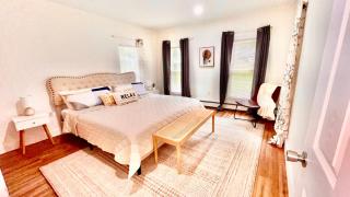 Spacious 4BR home w 2BA, a workspace & king bed! - Fort Plain - 0