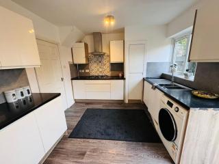 3 Bedroom Modern House in Luton LU4 0TY - Amazon Prime - Luton - 0