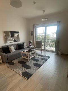 A Place to Stay 1BR Waters Edge Theme Parks, Yas Island - Abu Dhabi - 4