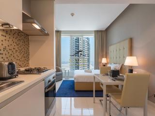Savis Home-Spacious Studio With Canal View - Dubai - 8