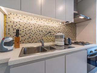 Savis Home-Spacious Studio With Canal View - Dubai - 3