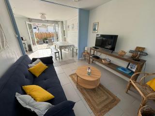 C'est une maison bleue, juste à côté de la plage... - 7