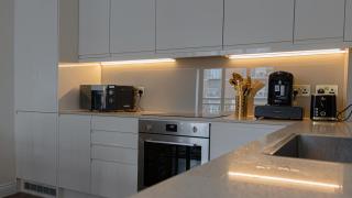 Stylish Riverside Apartment - 7
