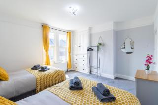 Open Mind Property - Cosy Home - 7 Beds & Parking - 7