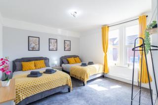 Open Mind Property - Cosy Home - 7 Beds & Parking - 0