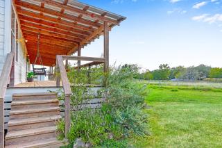 Happiness Ranch - Pecan Tree House - Blanco - 1