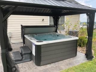 Deep Creek Retreat Hot Tub 85 inchTV all one level - 9