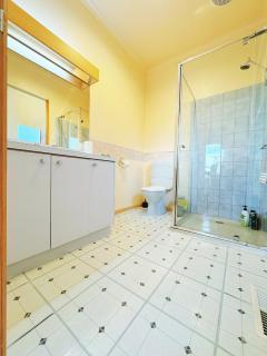 Oceanview 4B2B Two-story House with Big Balcony! - Frankston South - 6