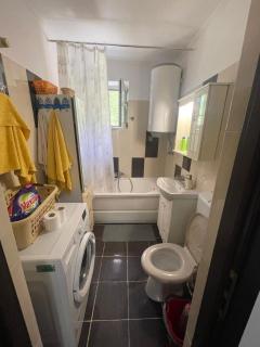 Apartament Sory ,la 200 de metri de hoteluri,ștrand ,terase,are toate utilitățile inclusiv internet wireless,cablu tv, priveliște spre munte și hoteluri - 1