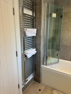 Bedroom in West Sussex with locks,Private Bathroom & Free Parking - Pulborough - 9