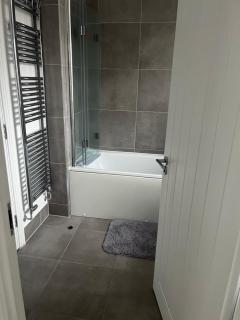 Bedroom in West Sussex with locks,Private Bathroom & Free Parking - Pulborough - 3