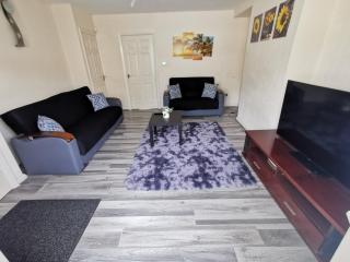 Spacious 3-bedroom home in Birmingham with driveway parking - Birmingham - 0
