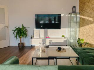 Cosy 4 room apartment with free parking, balcony and workspace - Oberschleißheim - 0