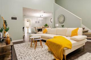 Cozy home with BBQ grill, Firepit, Basketball and Foosball - Alpharetta - 0