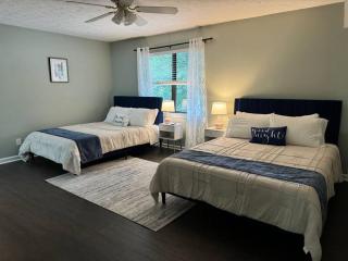 Cozy home with BBQ grill, Firepit, Basketball and Foosball - Alpharetta - 1