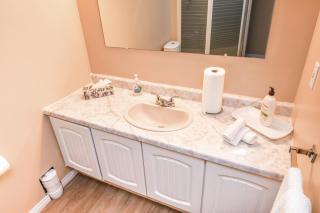 Lake Simcoe Retreat 5 Bedroom Vacation Home Near Innisfil Beach Park - Innisfil - 2