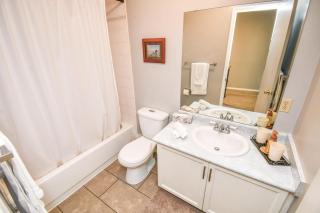 Lake Simcoe Retreat 5 Bedroom Vacation Home Near Innisfil Beach Park - Innisfil - 6