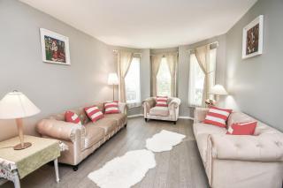Lake Simcoe Retreat 5 Bedroom Vacation Home Near Innisfil Beach Park - Innisfil - 9