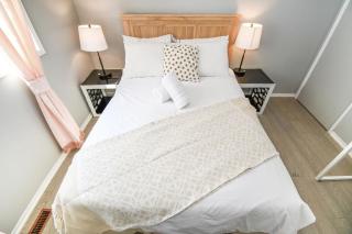 Lake Simcoe Retreat 5 Bedroom Vacation Home Near Innisfil Beach Park - Innisfil - 3