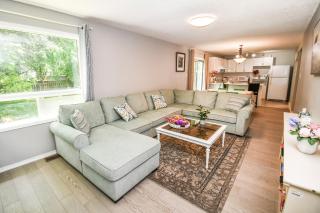 Lake Simcoe Retreat 5 Bedroom Vacation Home Near Innisfil Beach Park - Innisfil - 0