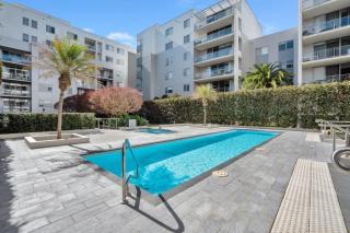 Modern 1-Bed Unit with Pool Views and Balcony - Canberra - 0