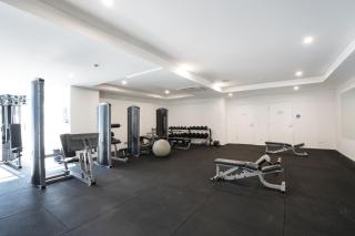 Modern 1-Bed Unit with Pool Views and Balcony - Canberra - 6