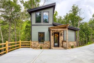 Lullaby Falls- Hot Tub, WIFI, Near 75 ft Waterfall, Free Attraction Tickets!!! - 0