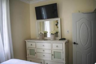 Charming 2-Bedroom house with wifi & AC in Kingston 6 - 8